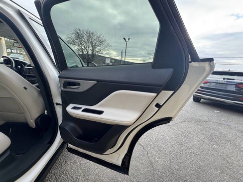 Used 2017 Jaguar F-PACE Prestige image 18