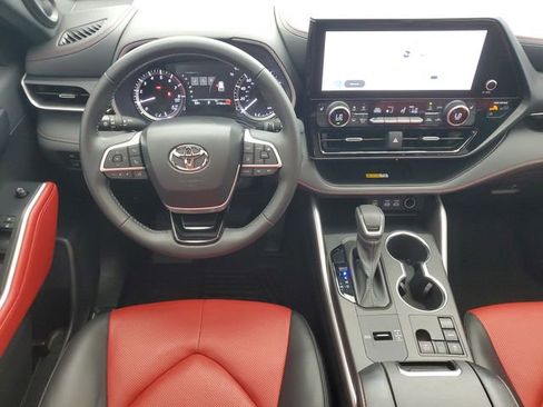 Used 2024 Toyota Highlander XSE FWD image 19