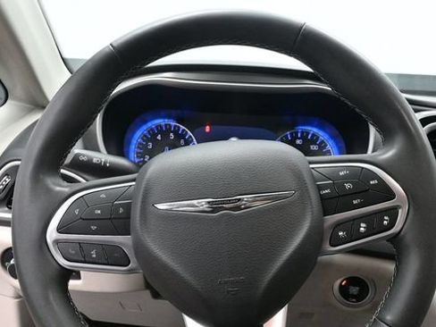 Used 2023 Chrysler Pacifica Touring-L FWD image 15