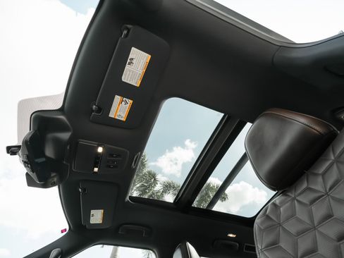 Used 2025 Nissan Armada Platinum image 21