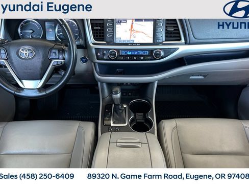 Used 2019 Toyota Highlander XLE AWD/4WD image 18