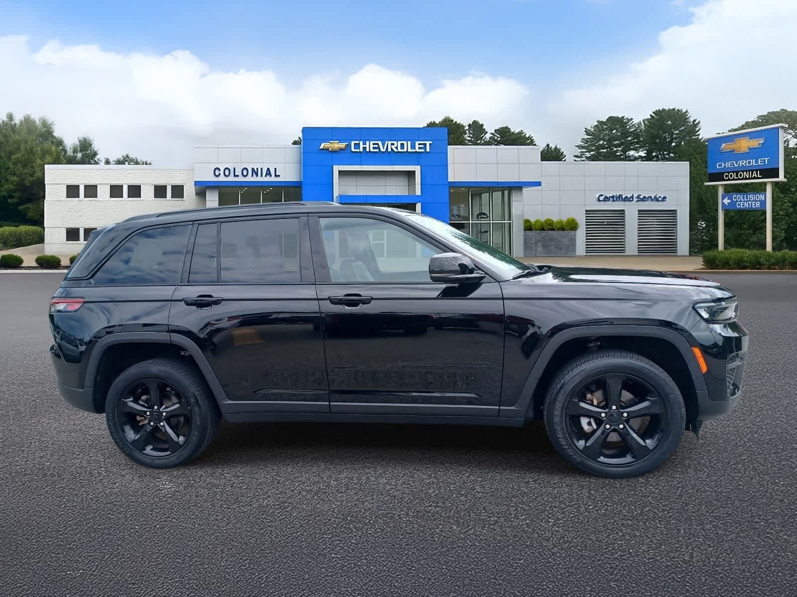 Used 2023 Jeep Grand Cherokee Altitude AWD/4WD image 3