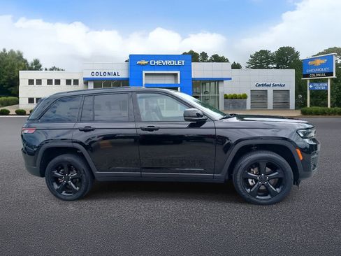 Used 2023 Jeep Grand Cherokee Altitude AWD/4WD image 3