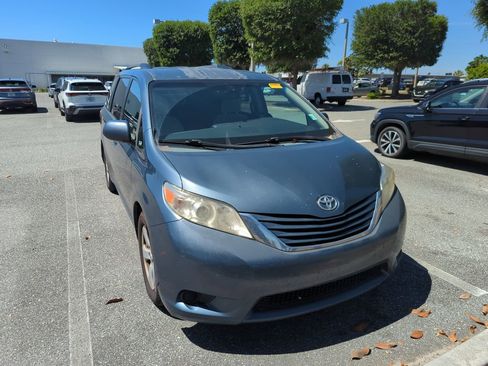 Used 2015 Toyota Sienna LE image 1