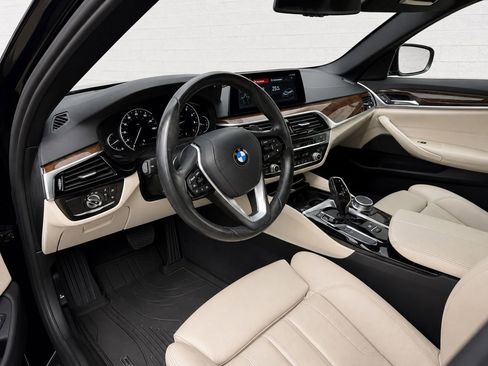 Used 2019 BMW 530i w/ Luxury Package RWD image 2