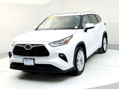 Used 2024 Toyota Highlander Limited image 2