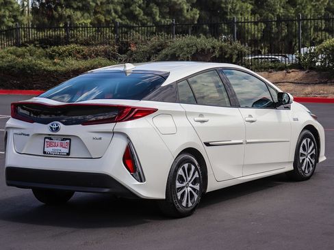 Used 2020 Toyota Prius Prime XLE FWD image 7