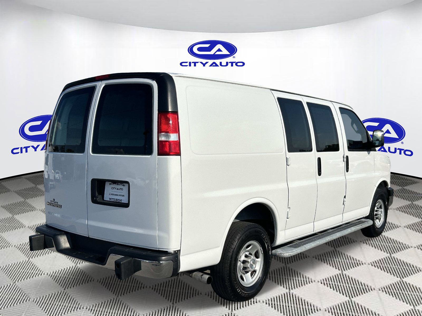 Used 2021 Chevrolet Express 2500 w/ Driver Convenience Package RWD image 4