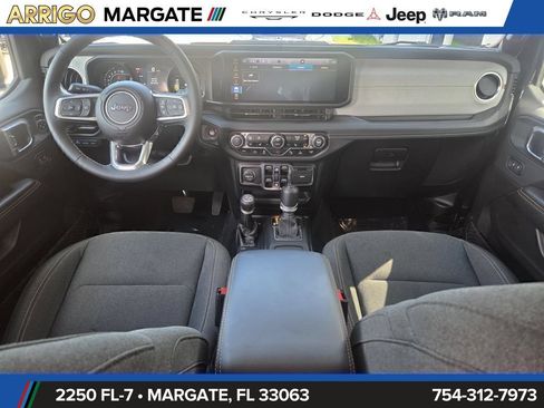 Used 2025 Jeep Wrangler Unlimited Sahara w/ Safety Group AWD/4WD image 15