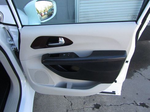 Used 2017 Chrysler Pacifica Limited FWD image 33