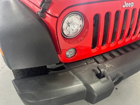 Used 2017 Jeep Wrangler Unlimited Rubicon w/ Connectivity Group image 33