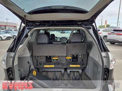 Used 2014 Toyota Sienna SE image 28