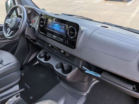 Used 2024 Mercedes-Benz Sprinter 2500 image 35