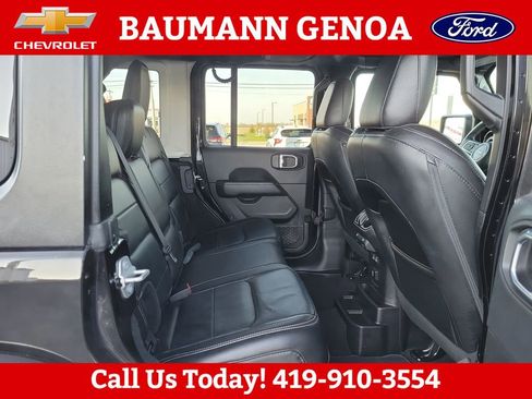 Used 2018 Jeep Wrangler Unlimited Sahara AWD/4WD image 14