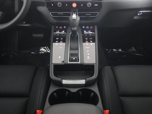 Used 2025 Porsche Macan image 20