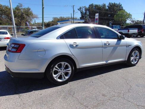 Used 2015 Ford Taurus SE image 10