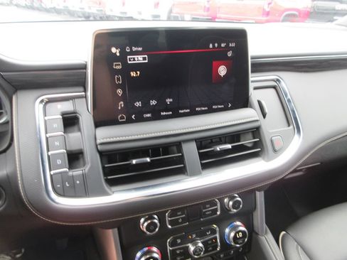 Used 2024 GMC Yukon SLT w/ SLT Luxury Package AWD/4WD image 32