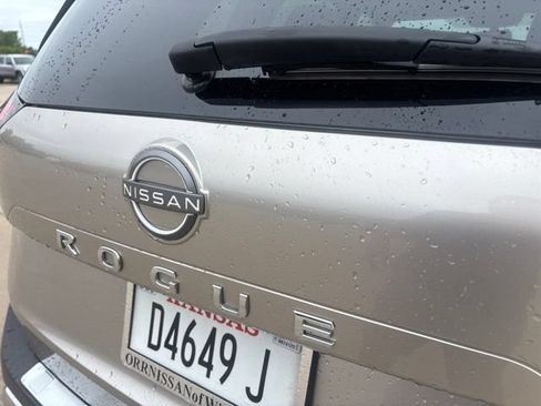 Used 2023 Nissan Rogue Platinum FWD image 11