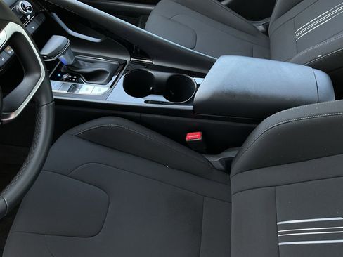 Used 2025 Hyundai Elantra SEL image 32