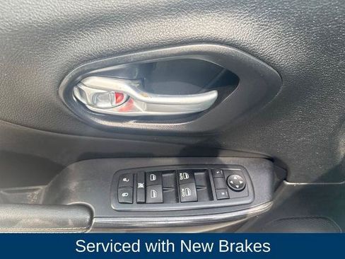Used 2017 Jeep Cherokee Limited FWD image 12