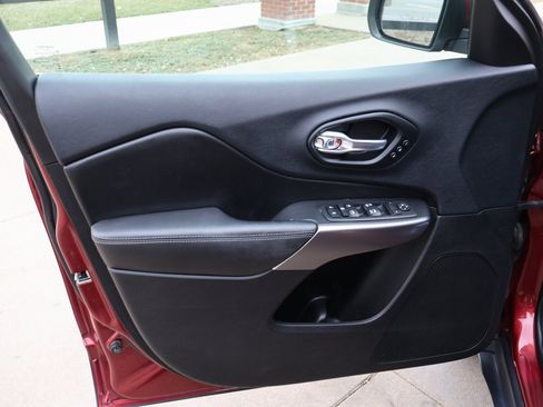 Used 2019 Jeep Cherokee Limited w/ Luxury Group image 25