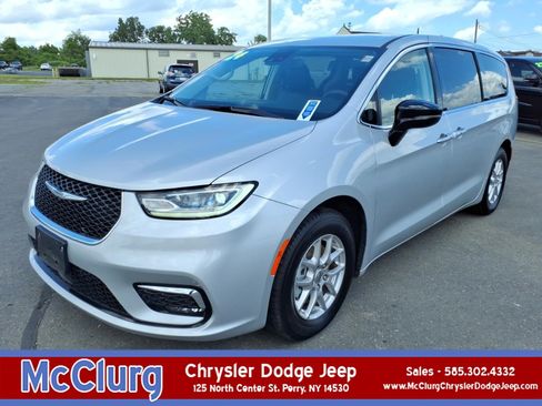 Used 2024 Chrysler Pacifica Touring-L FWD image 1