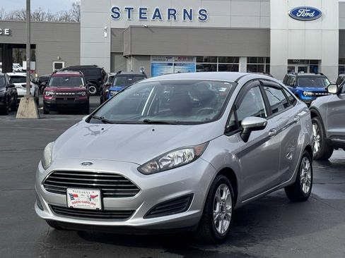 Used 2015 Ford Fiesta SE image 2