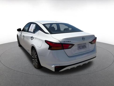 Used 2025 Nissan Altima 2.5 SV FWD image 11