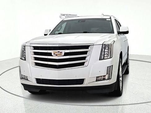 Used 2018 Cadillac Escalade Luxury AWD/4WD image 2