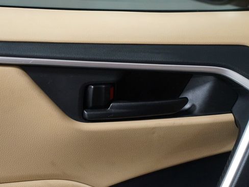 Used 2019 Toyota RAV4 LE FWD image 29