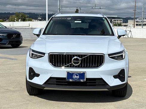 Certified 2025 Volvo XC40 B5 Plus AWD/4WD image 8