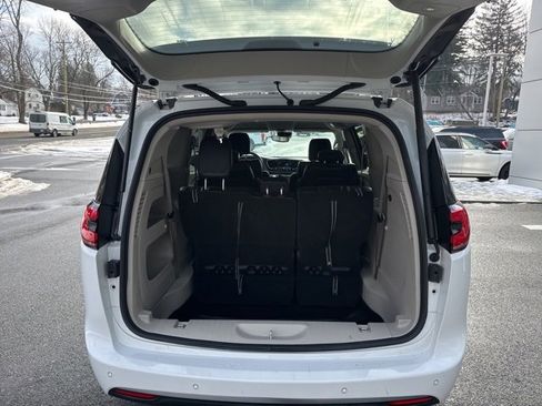 Used 2023 Chrysler Pacifica Touring-L w/ Road Tripper Package image 8