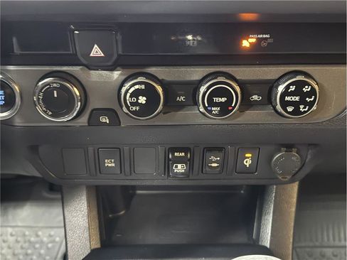 Used 2018 Toyota Tacoma TRD Sport AWD/4WD image 22
