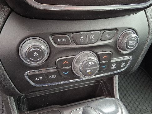 Used 2022 Jeep Cherokee Trailhawk AWD/4WD image 16