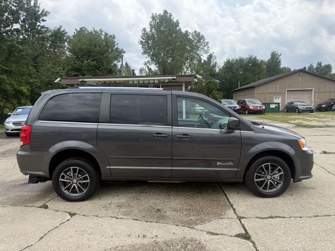 Used 2017 Dodge Grand Caravan SXT FWD image 7