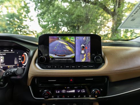 Used 2022 Nissan Rogue Platinum w/ Head-Up Display Package FWD image 10