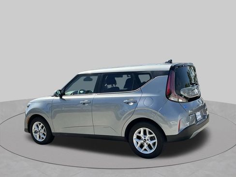 Used 2025 Kia Soul LX w/ LX Technology Package FWD image 7