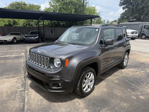Used 2018 Jeep Renegade Latitude w/ Cold Weather Group AWD/4WD image 2