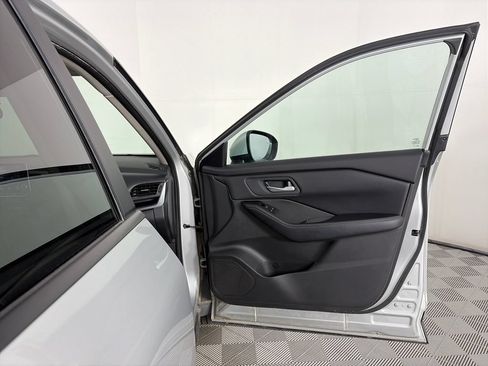 Used 2024 Nissan Rogue SV AWD/4WD image 29