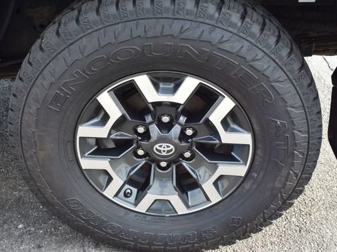 Used 2018 Toyota Tacoma TRD Off-Road w/ Technology Package AWD/4WD image 45