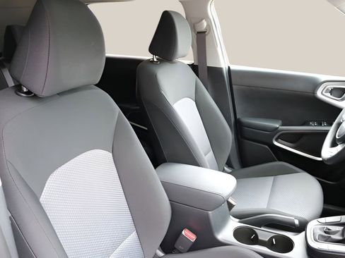 Used 2025 Kia Soul LX w/ LX Technology Package FWD image 20