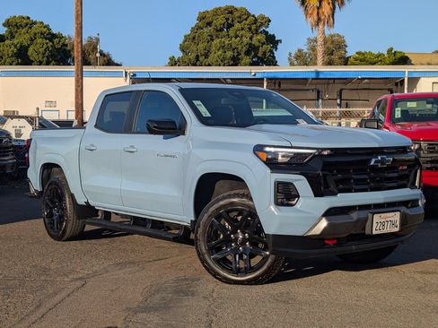 Used 2025 Chevrolet Colorado Z71 w/ Technology Package AWD/4WD image 2