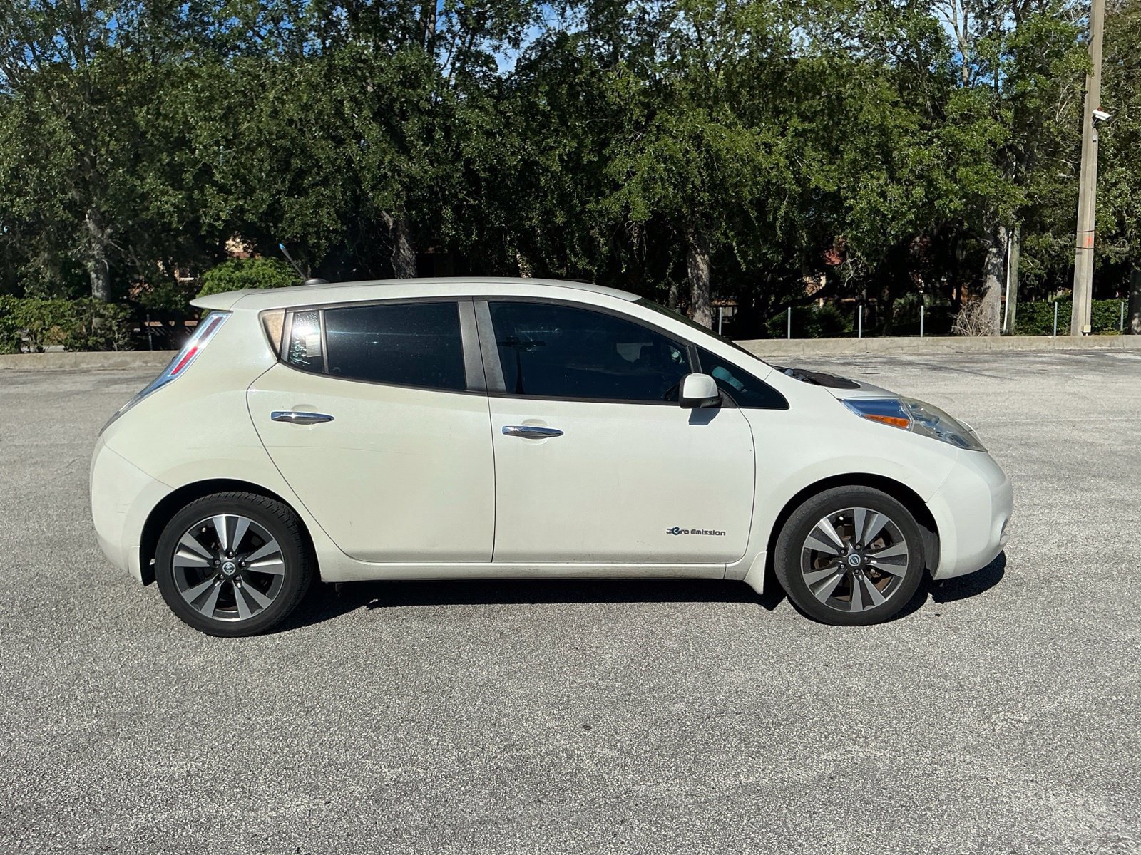 Used 2013 Nissan Leaf SL w/ Premium Pkg FWD image 10