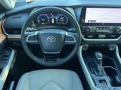 Used 2024 Toyota Grand Highlander AWD image 12