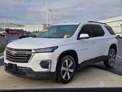 Used 2023 Chevrolet Traverse LT w/ LT Premium Package image 3