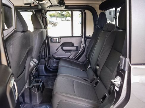 Used 2022 Jeep Gladiator Sport AWD/4WD image 17
