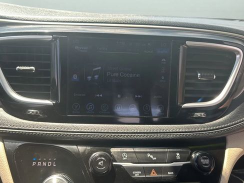 Used 2017 Chrysler Pacifica Limited FWD image 32