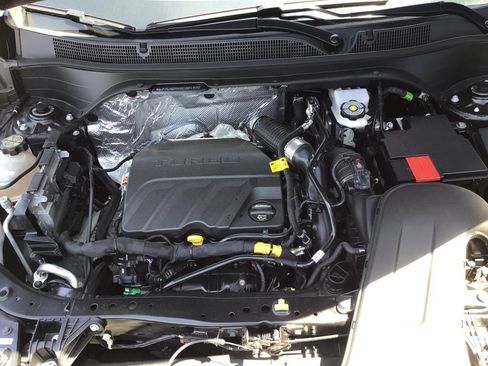 Used 2025 Chevrolet Trax LT FWD image 40