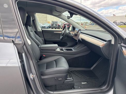 Used 2025 Tesla Model Y Long Range RWD image 33