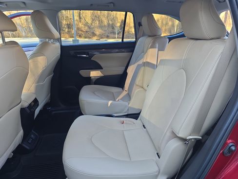 Used 2023 Toyota Highlander Limited image 16